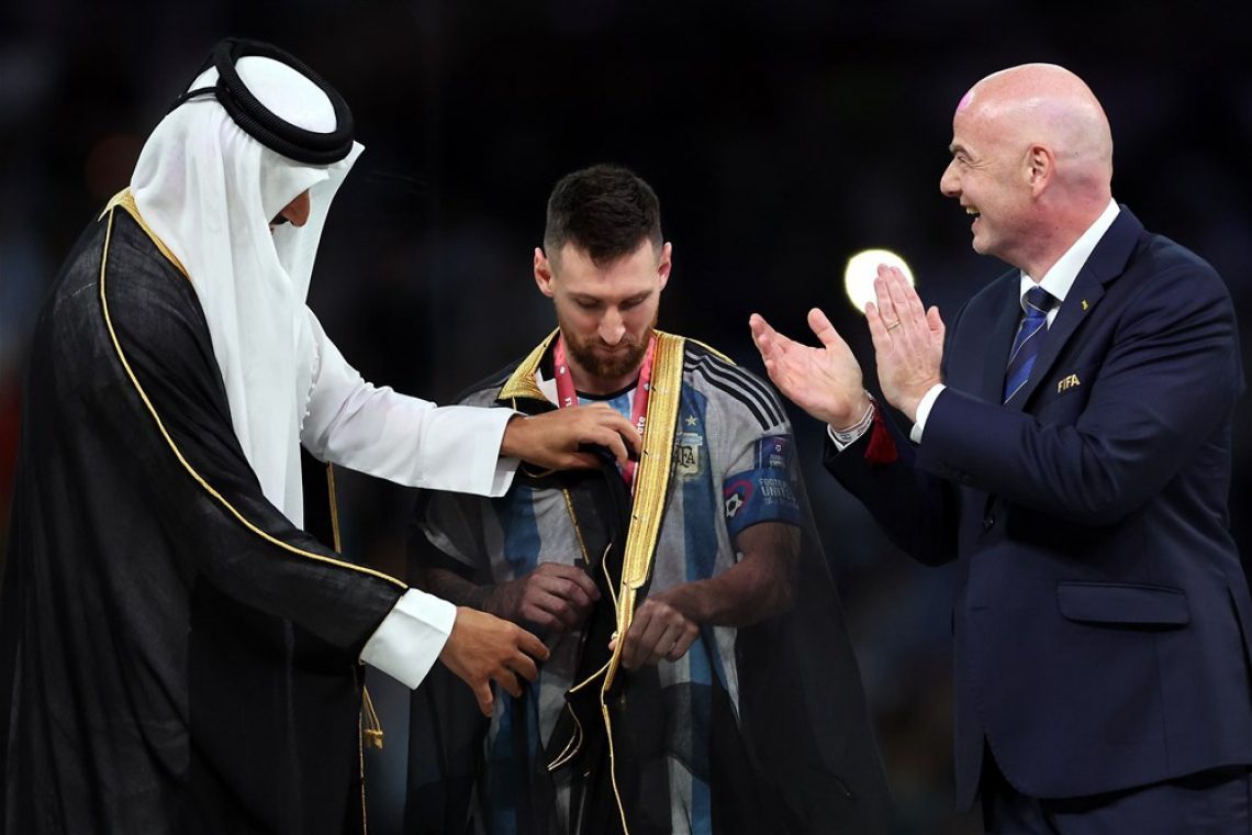 Tradicionalno arabsko ogrinjalo na Messijevih ramenih buri duhove