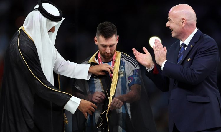 Tradicionalno arabsko ogrinjalo na Messijevih ramenih buri duhove