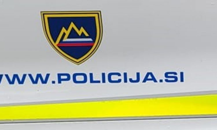 Policisti 52-letniku po večletnem nasilju nad mamo izdali prepoved približevanja