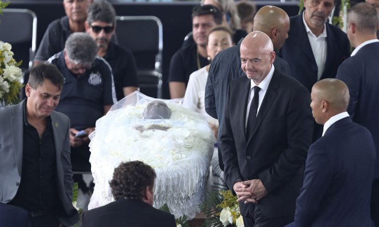 Kritike na račun fotografiranja Infantina ob Pelejevi krsti