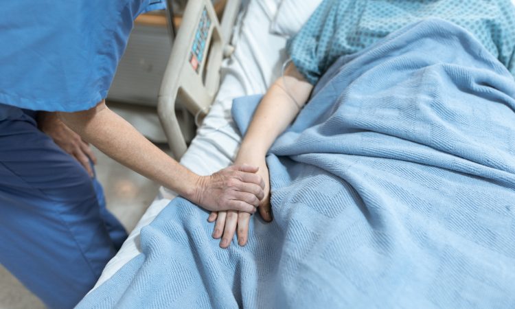 V celjski bolnišnici razburjen bolnik v sredo poškodoval dva zaposlena