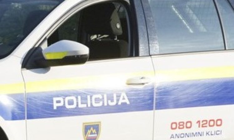 Policija: 13 policistov osumljenih storitve kaznivih dejanj med varovanjem protestov