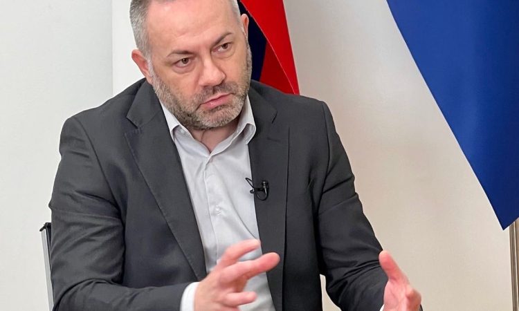 Ministrstvo v sredo vzpostavlja nacionalni klicni center za pomoč uporabnikom zdravstvenega sistema