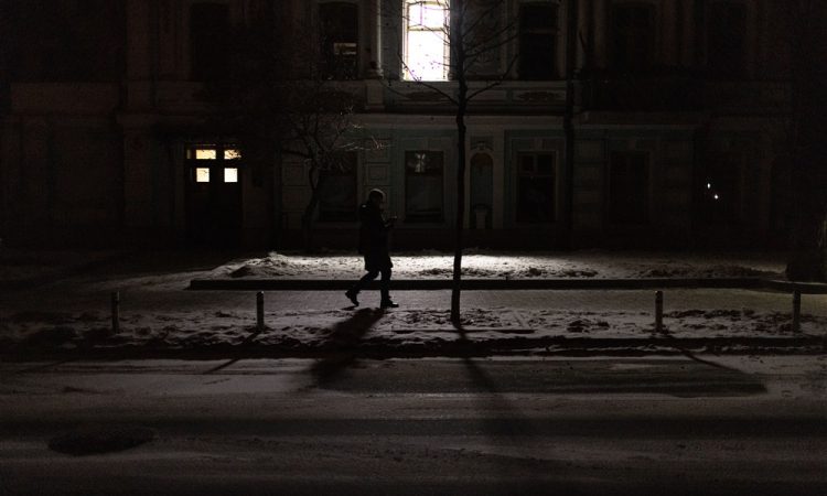 Tudi mladoletniki, zlasti dekleta na begu, so lahko žrtve prostitucije in zlorab v Sloveniji