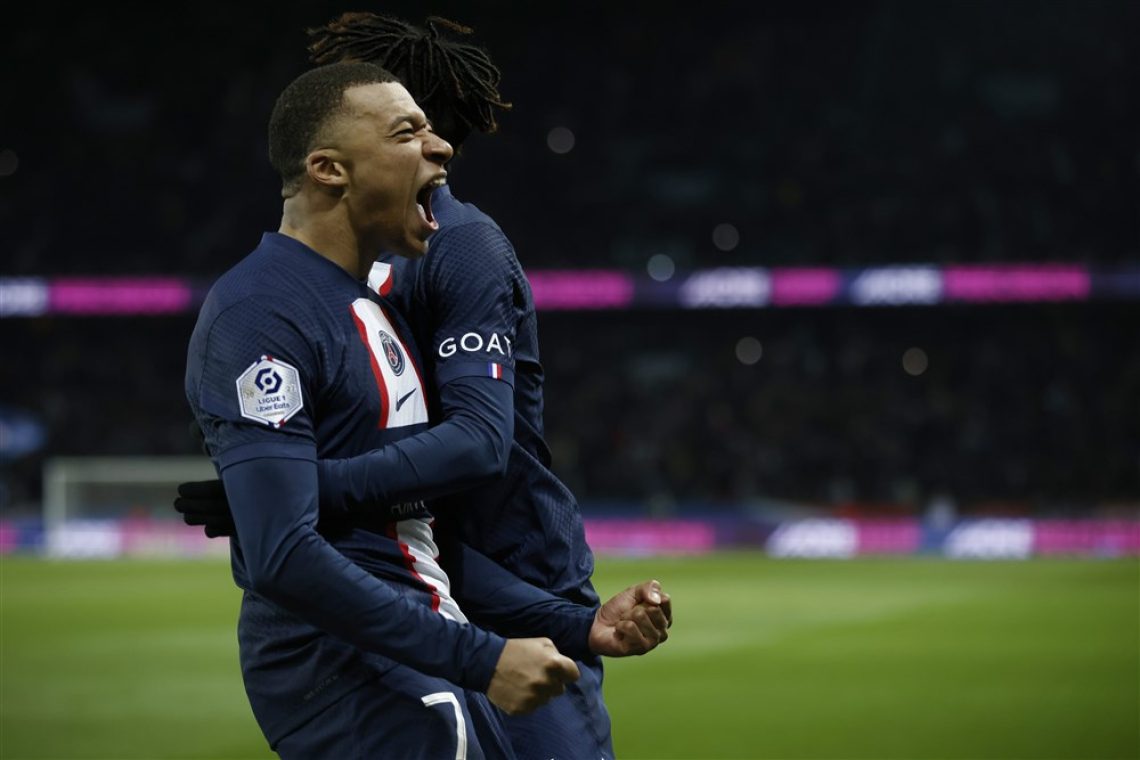 Kylian Mbappe z 201. golom postal legenda PSG 