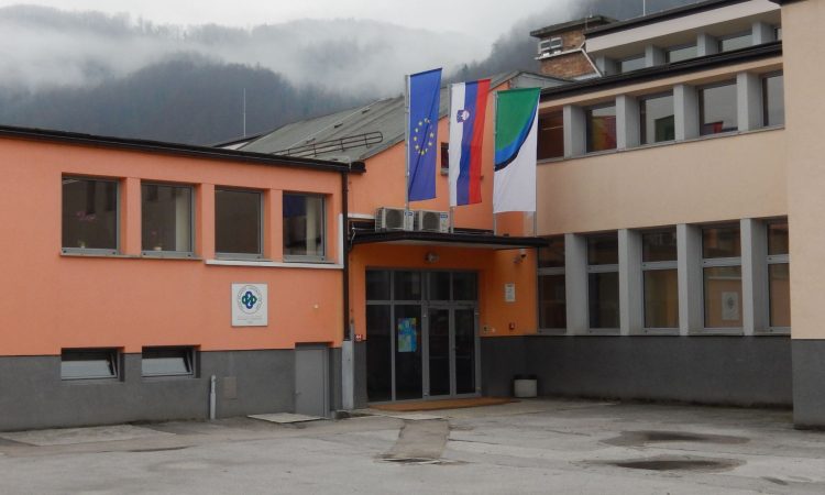 Pri OŠ Skvarče v Zagorju urejajo dvorišče in učilnico na prostem 