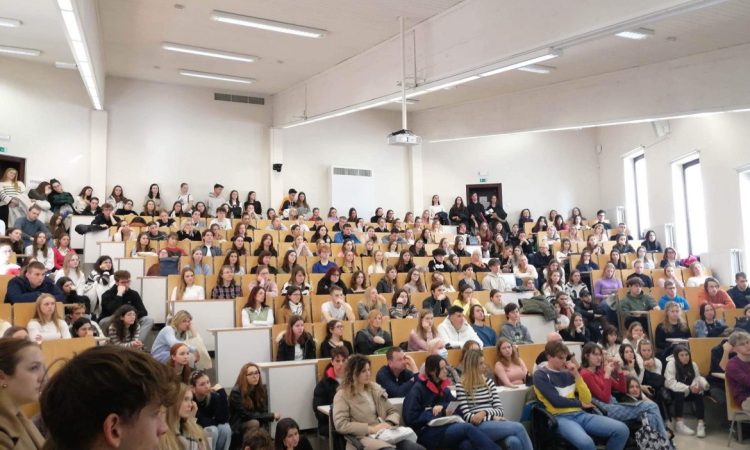 ŠOU v Ljubljani pozdravlja dveletno prehodno obdobje pri vpisu na univerze s poklicno maturo, a si želijo več