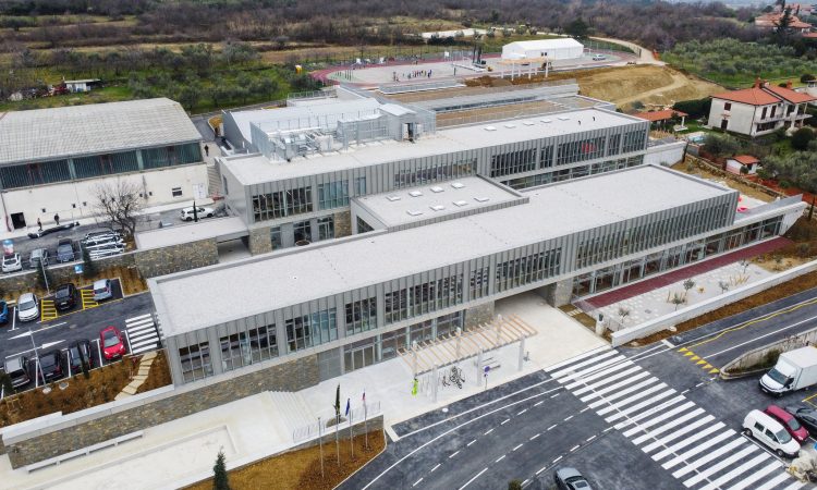 Na Škofijah odprli novo šolo z 18 oddelki