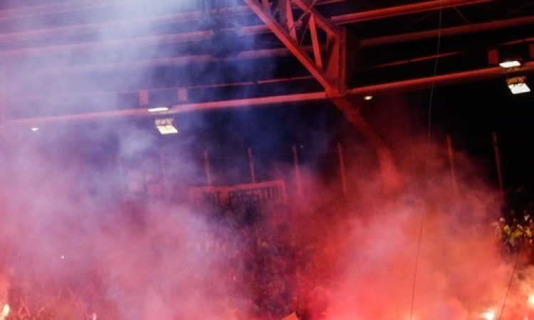 Dvoboj Olympiakosa in AEK zaznamovali incidenti