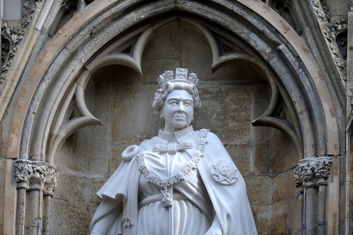 2. julij: Okronana britanska kraljica Elizabeta II.