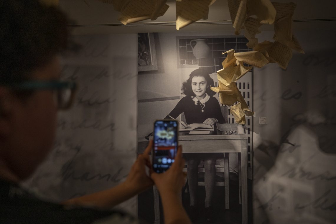 6. julij: Družina Anne Frank se preseli v skrivališče v amsterdamski hiši