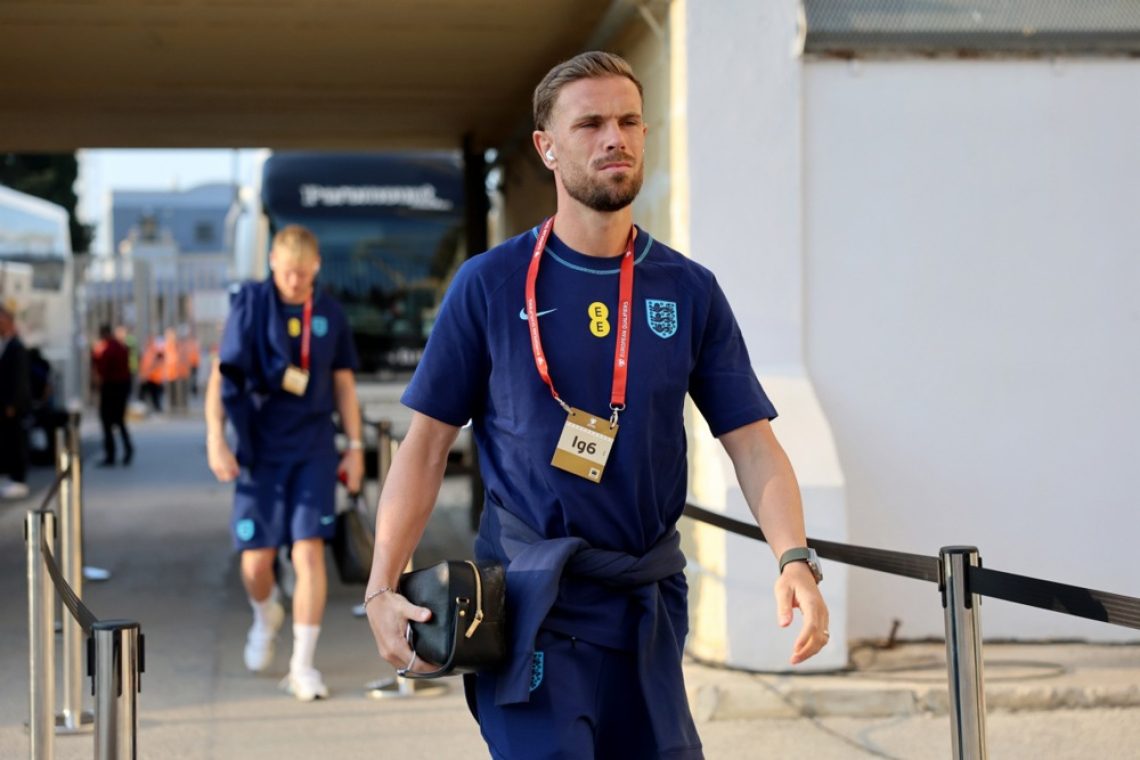 Kapetan Liverpoola Henderson podpisal za savdski Al-Etifak 