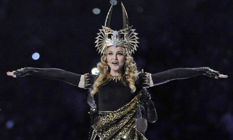 Madonna z zahvalo družini za podporo med boleznijo 
