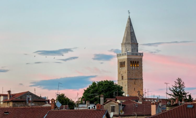 Dobrodelni zvonik za prebivalce s poplavljenih območij
