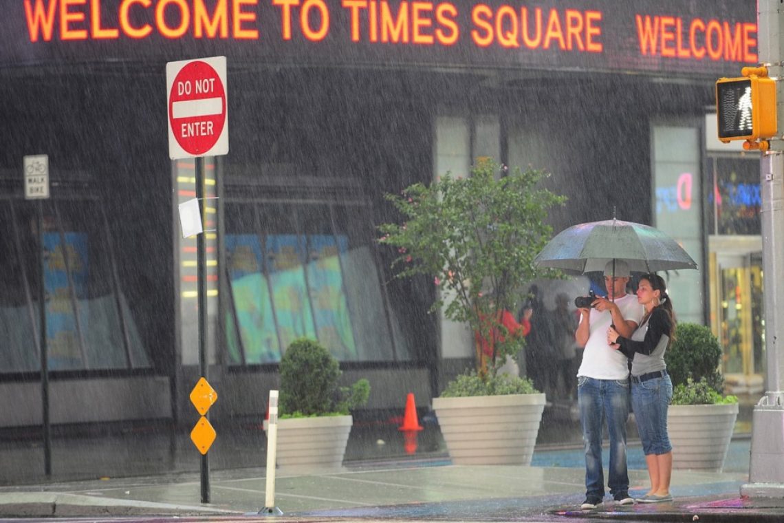 Poplavilo postajo podzemne železnice na newyorškem Times Squaru