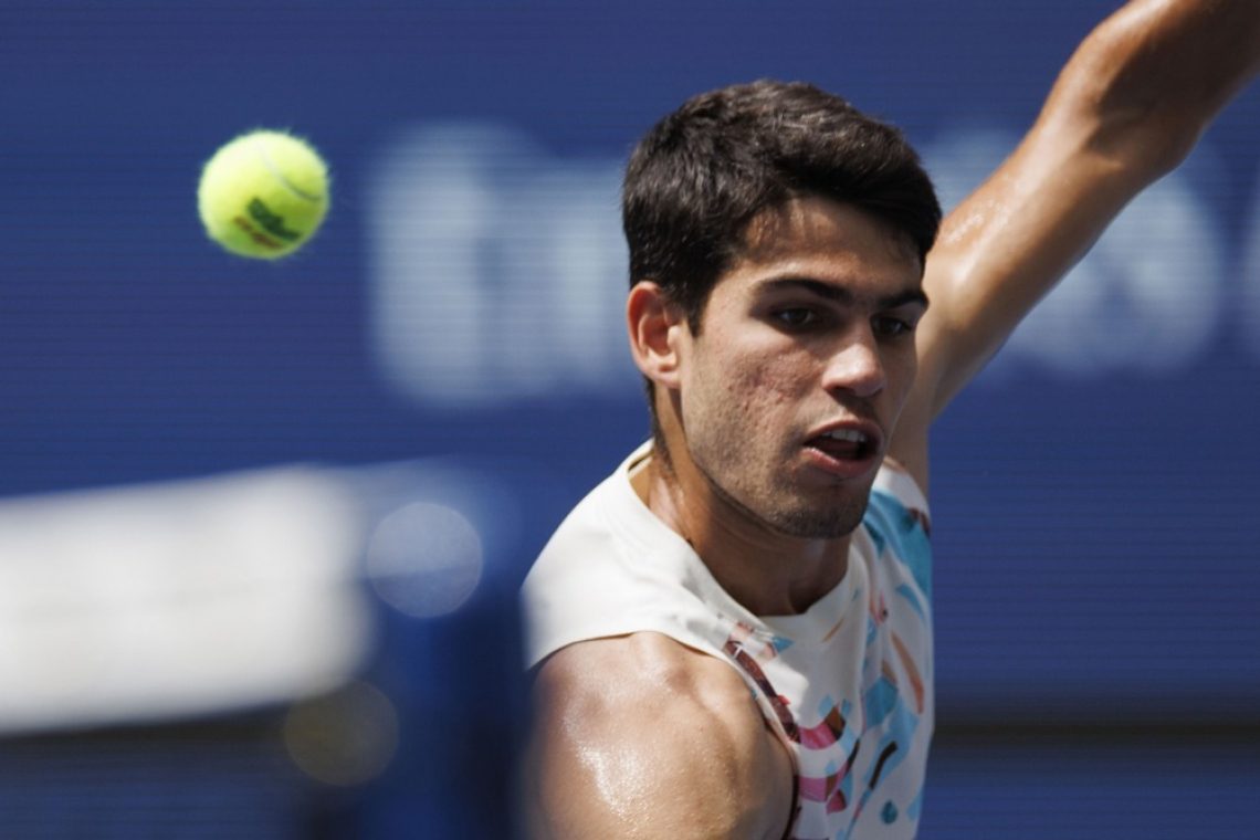 Alcaraz proti Evansu oddal niz, a navdušil, Sabalenka brez težav