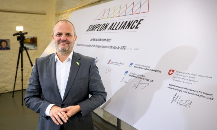 Zaradi razhajanj s premierjem Golobom doslej trije ministrski odstopi, Šinko bo počakala na razrešitev 
