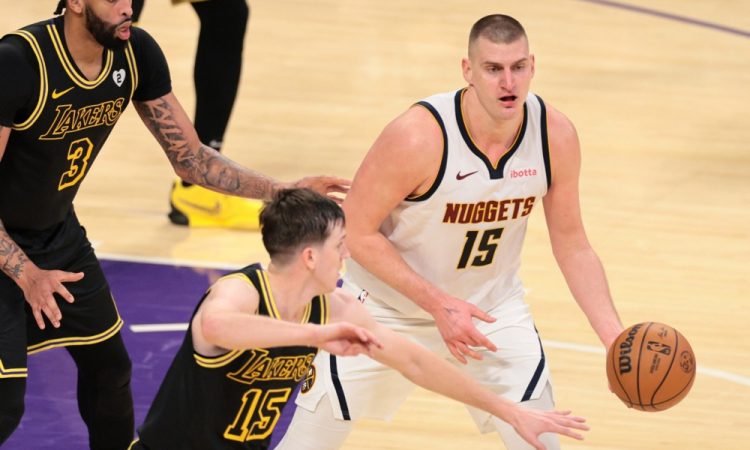 Jokić s trojnim dvojčkom vodil branilce naslova do zmage v NBA