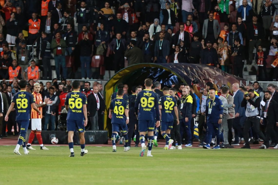 Nogometaši Fenerbahčeja v drugi minuti zapustili finale superpokala