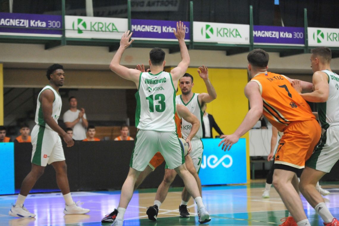  Košarkarji Kansai Heliosa so v prvi tekmi polfinala premagali Krko s 86:70