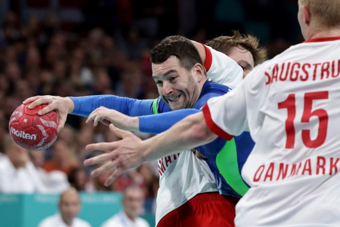 Slovenski rokometaši po polfinalnem porazu proti Dancem za bronasto kolajno s Španci.