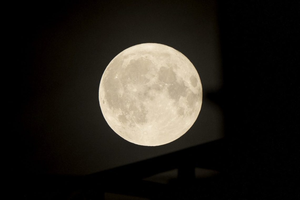 Minulo noč na nebu poseben pojav super lune in modre lune