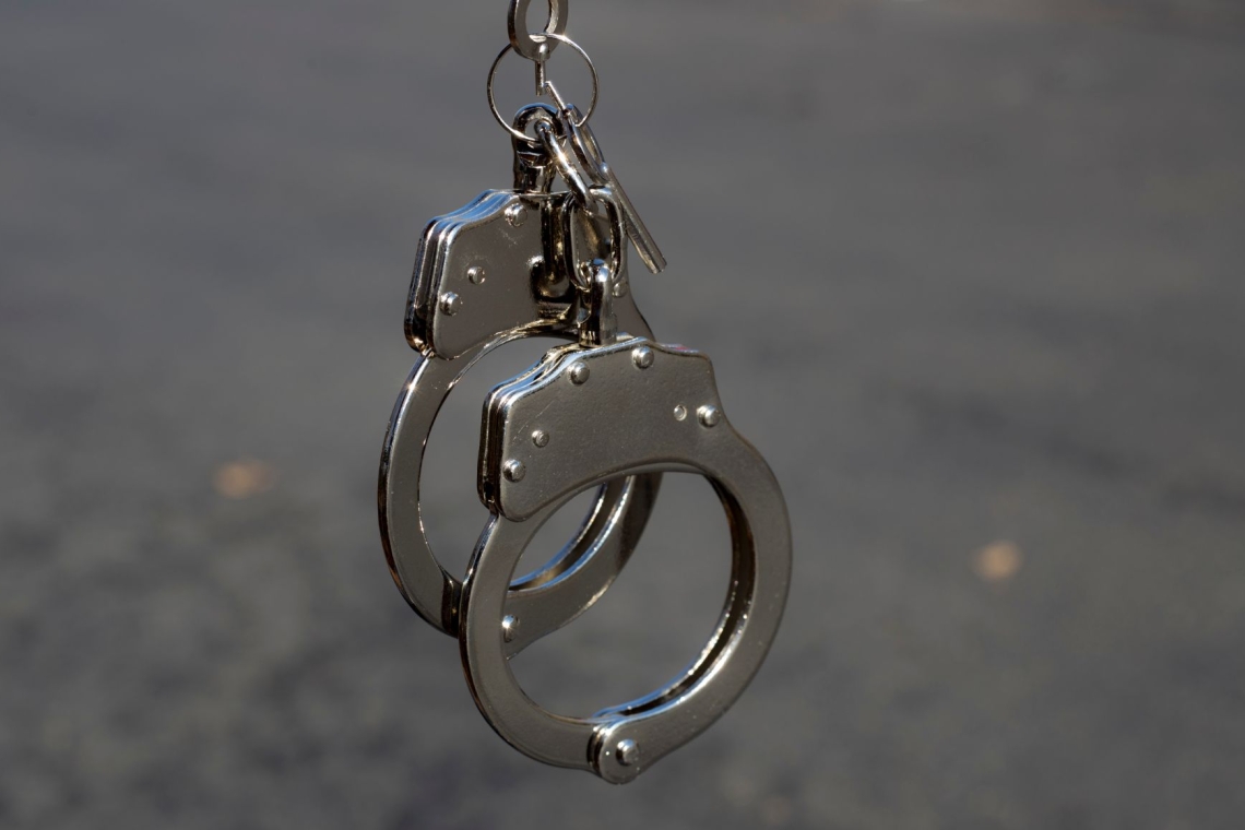 Bežal pred policisti in namerno trčil v policijsko vozilo