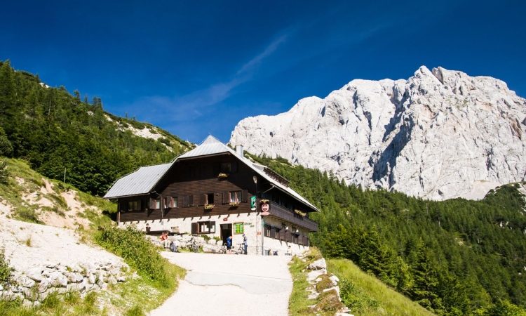 Člani Planinskega društva Jesenice zavrnili prodajo Tičarjevega doma na Vršiču