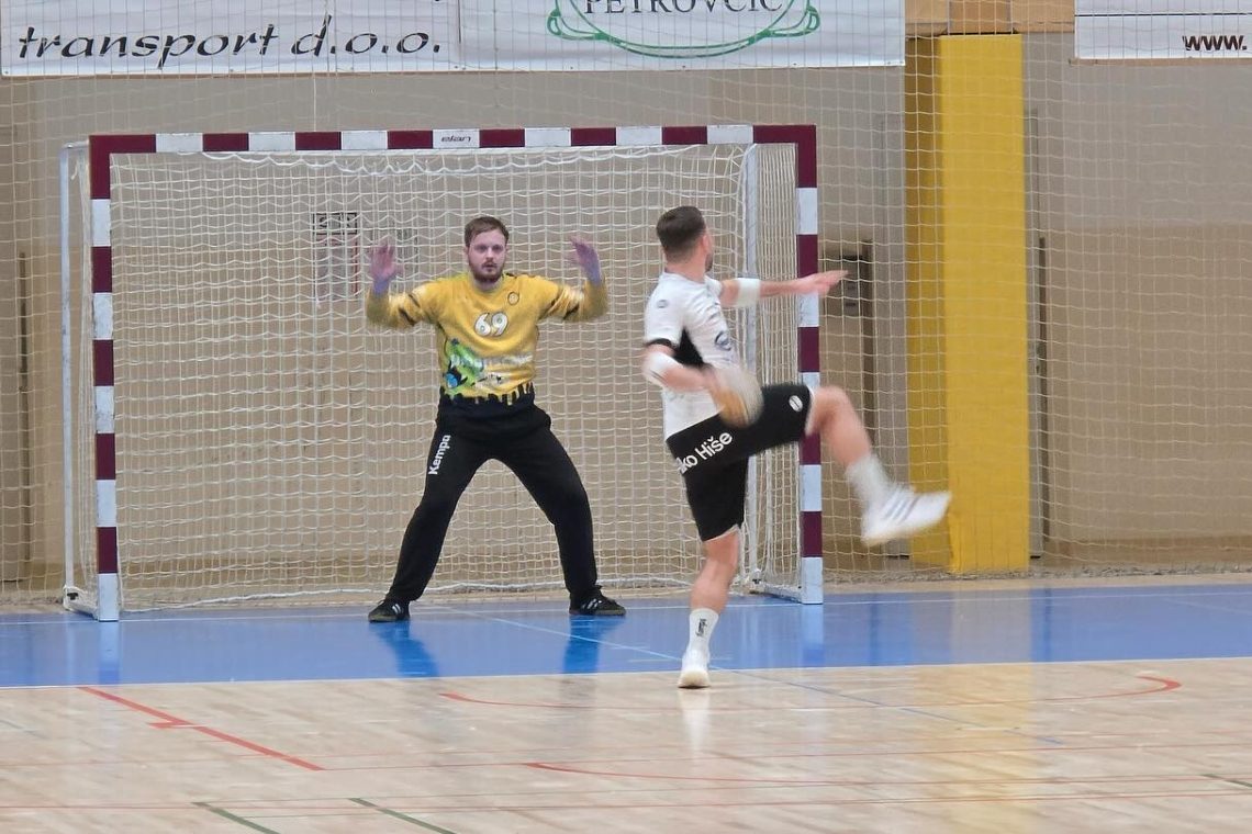 Rokometaši Urbanscapa Loke so v gosteh premagali Riko Ribnico z 29:26
