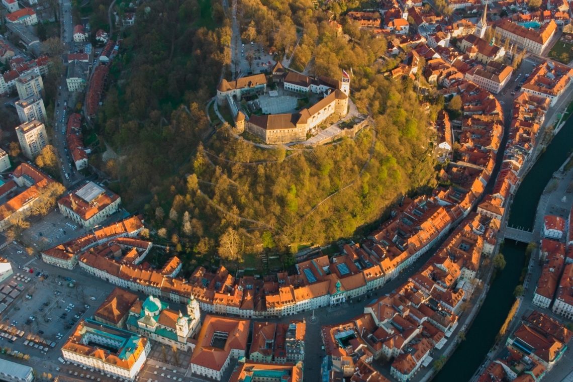 Slovenija, dežela med alpskimi vrhovi in sredozemskim morjem