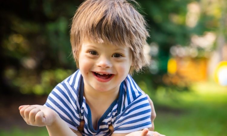 Starši otrok z Downowim sindromom pozivajo k širitvi pravice do dodatka za nego otroka