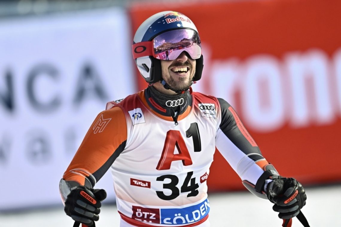 Hirscher na treningu strgal križno vez