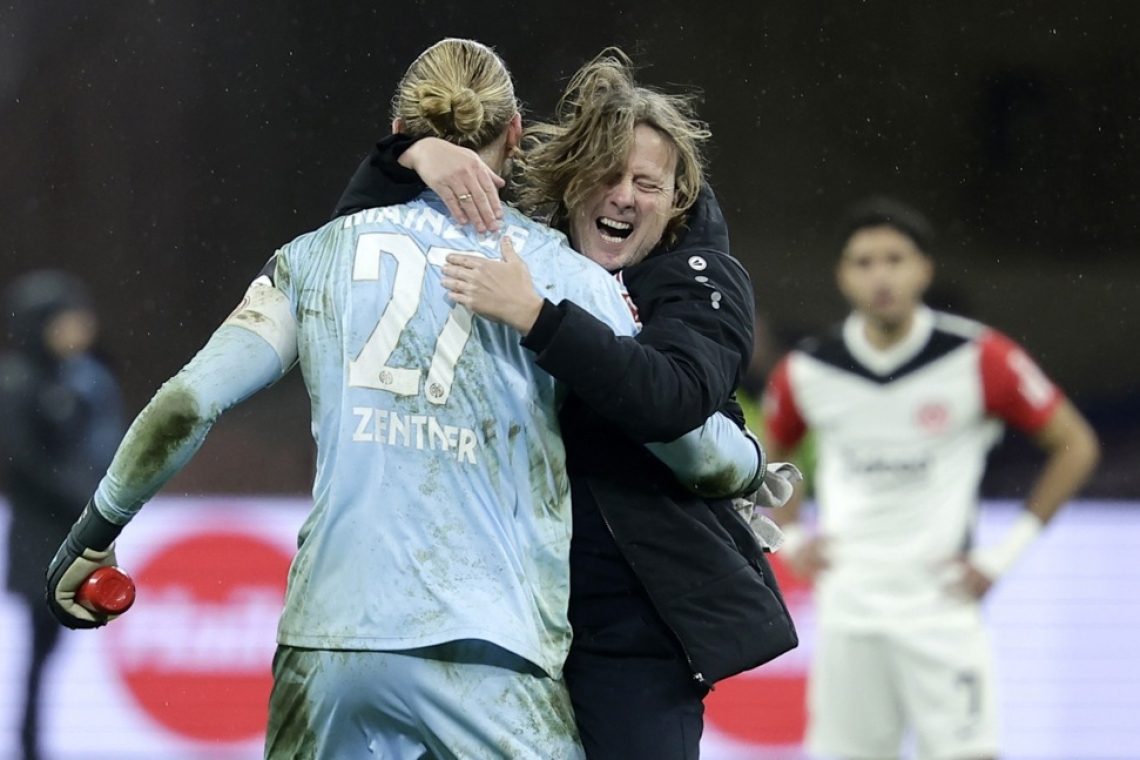 Mainz z igralcem manj do zmage v Frankfurtu