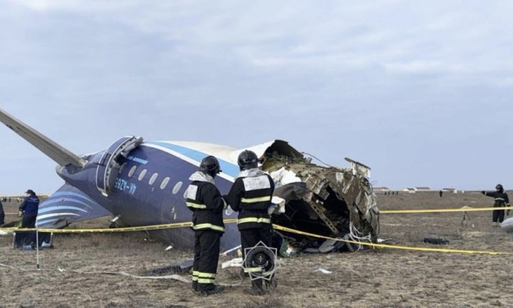V strmoglavljenju letala v Kazahstanu umrlo 38 ljudi