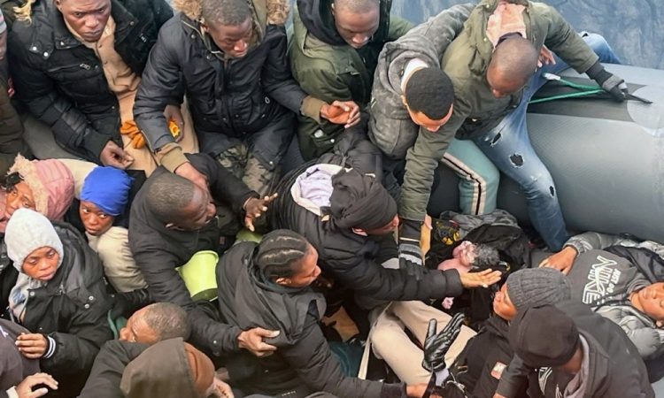 Na čolnu z migranti v Atlantiku na svet prijokal dojenček