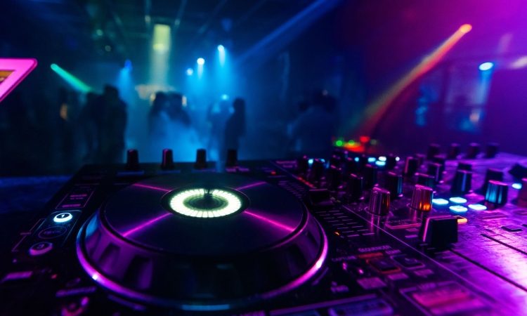 Elektronska glasba v desetletju preobrazbe: umetna inteligenca in pretočne platforme kot ključni trendi