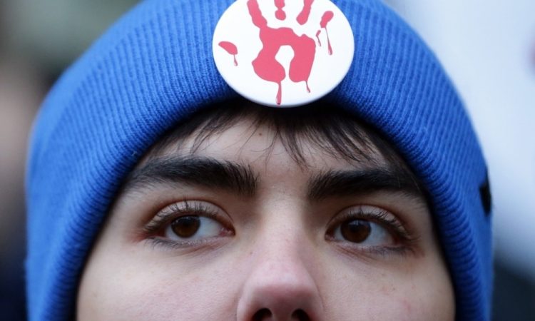 Voznik v Beogradu zapeljal med protestnike in huje poškodoval dekle