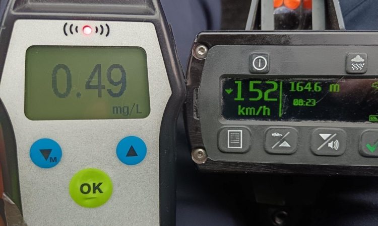 Voznik na avtocesti prehiter in pod vplivom alkohola