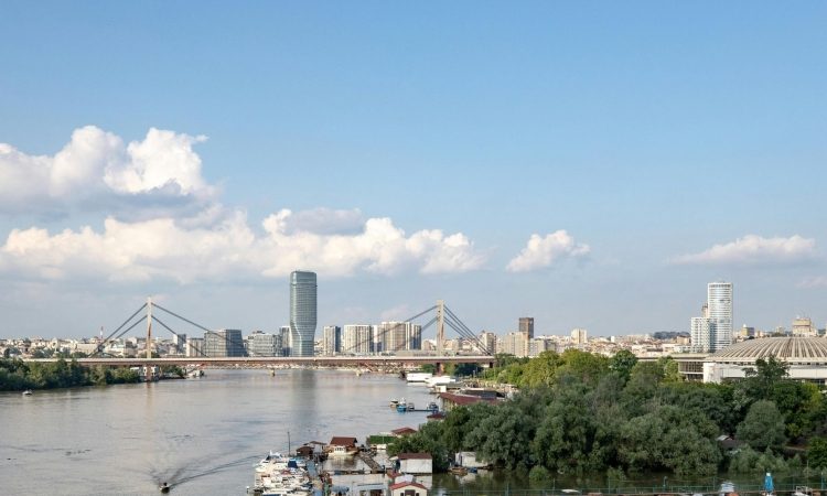 EU od Srbije zahteva zaščito novinarjev in preiskavo zlorabe osebnih podatkov