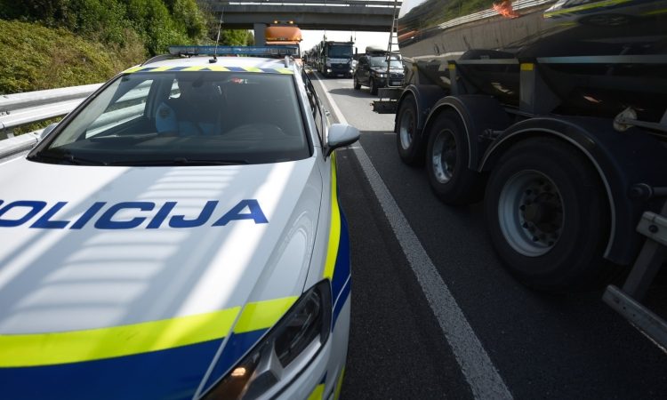 Zaradi nesreče zaprta gorenjska avtocesta med Radovljico in Lescami
