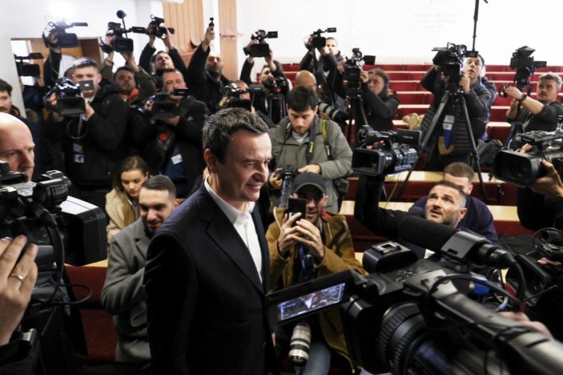 Na Kosovu po vzporednih volitvah zmaga vladajoče stranke Samoopredelitev premierja Kurtija