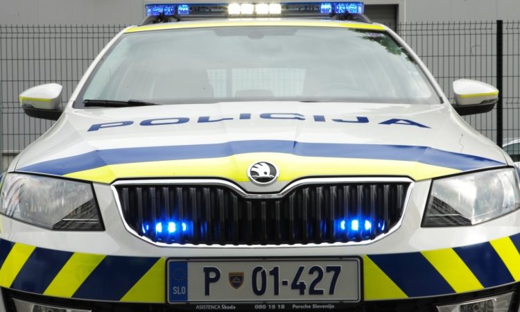 Voznik zagozdenega tovornjaka v Solkanu ni bil pod vplivom prepovedanih drog
