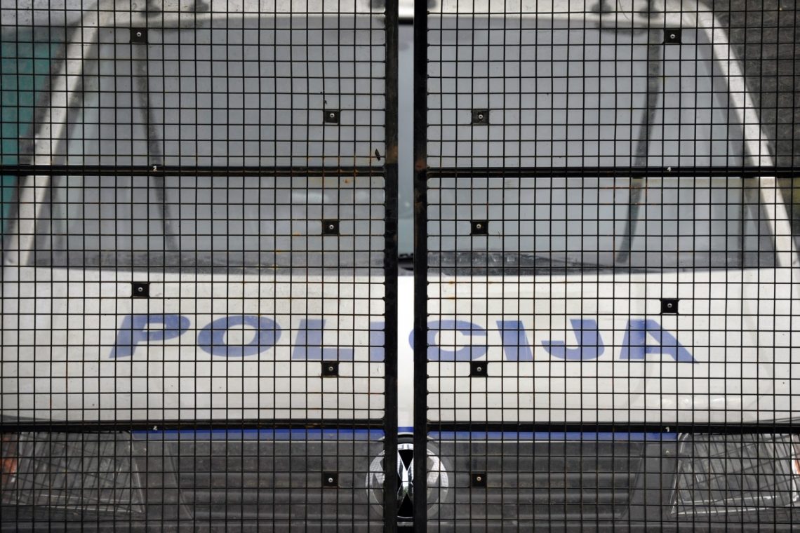 Policija poziva voznika, ki je trčil v pešca na Ravnah na Koroškem