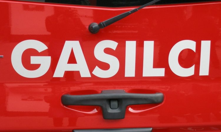 V Postojni ponoči zagorelo v nastanitvenem objektu