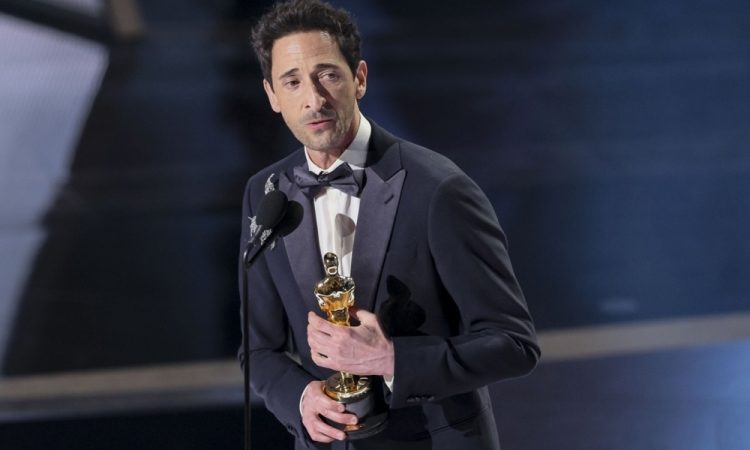 Adrien Brody na podelitvi oskarjev z rekordno dolgim zahvalnim govorom