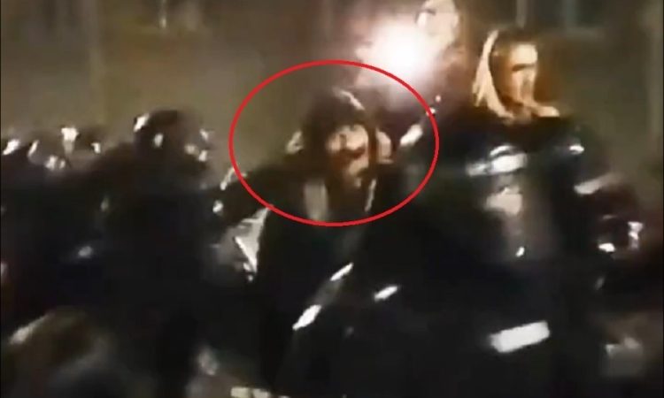 Posnetek razkriva: policista pred RTS udaril žandar