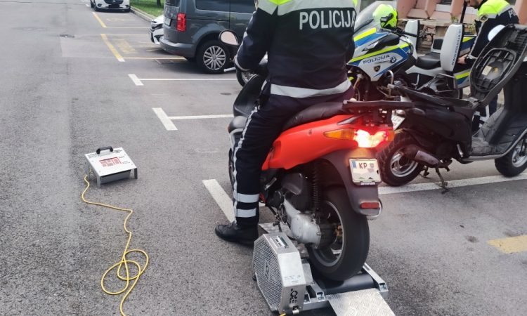 Policisti zasegli sedem predelanih mopedov, opozorilo tudi staršem