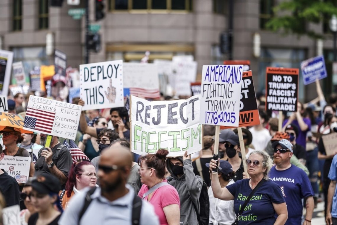 ZDA pred vojaško parado preplavili množični protesti proti Trumpu