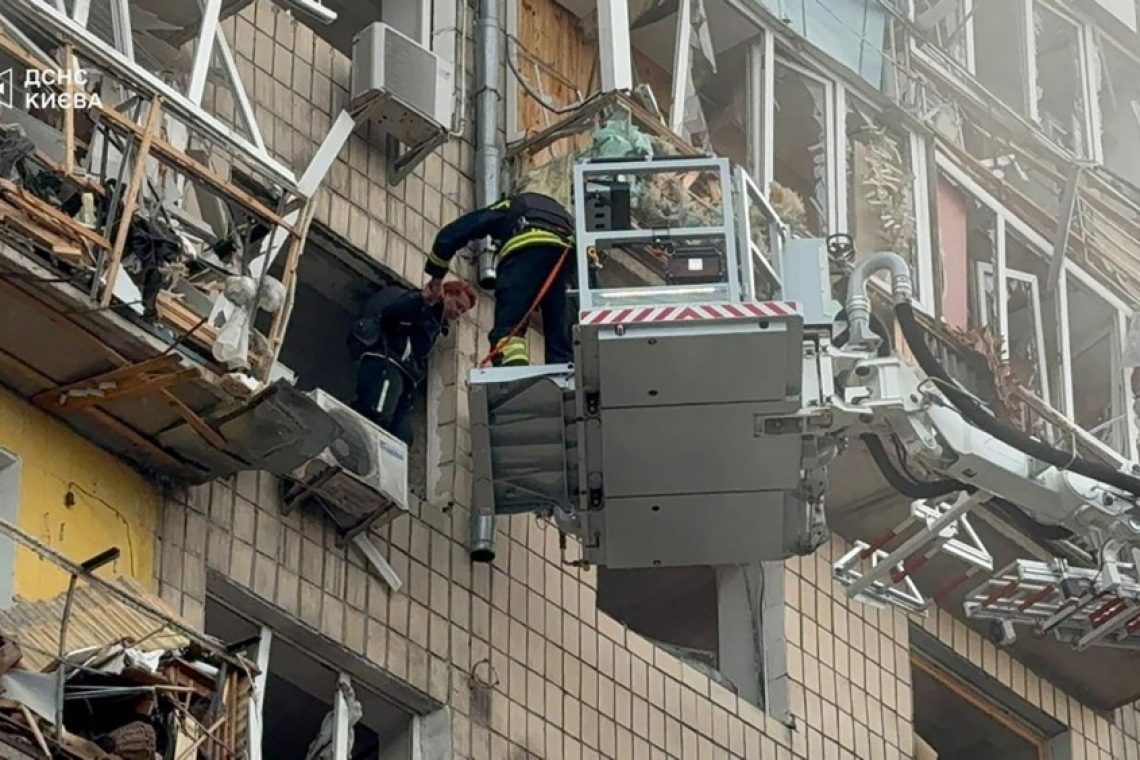 V ruskem napadu na Kijev ubitih najmanj 14 ljudi, Zelenski opozarja na teror