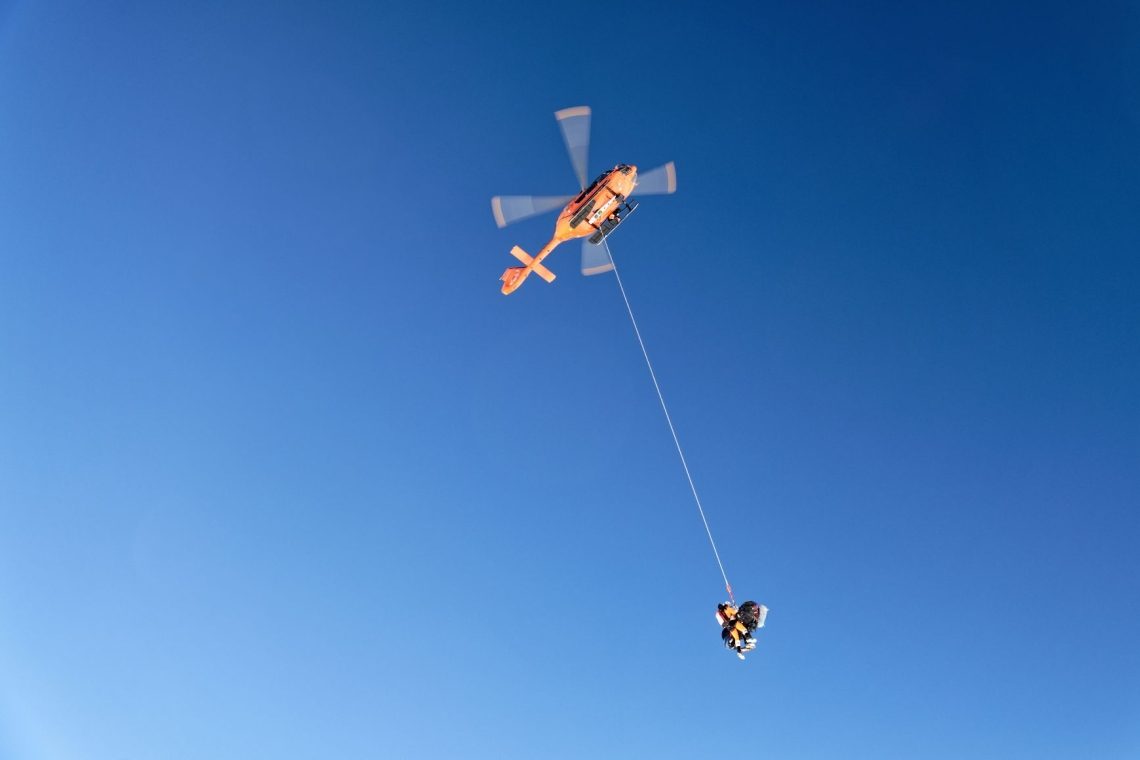 V gorah dva zdrsa, gorski reševalci posredovali s helikopterjem
